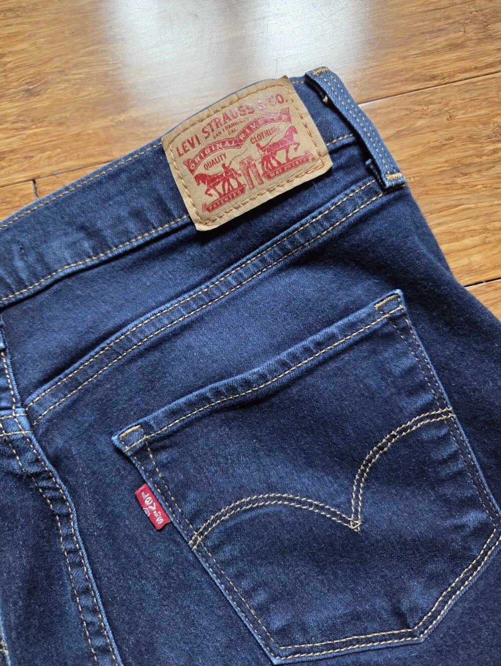 Levi's 311 Shaping Skinny Jeans Dark Wash Stretch Women's 28 x 30 Mid Rise - Picture 8 of 10